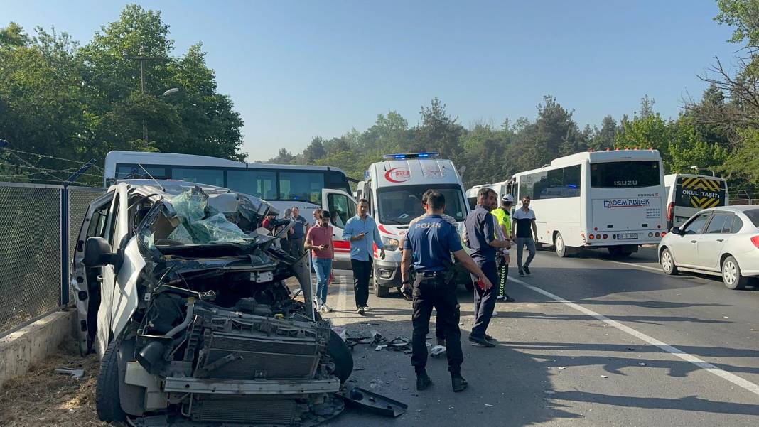 İşçi servisi ile minibüs kafa kafaya çarpıştı! Ölüler ve yaralılar var 13